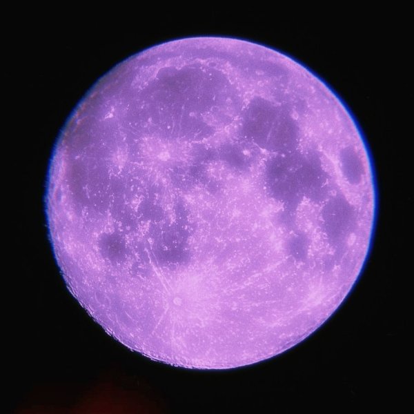 Фотографии Луны с фиолетовыми оттенками