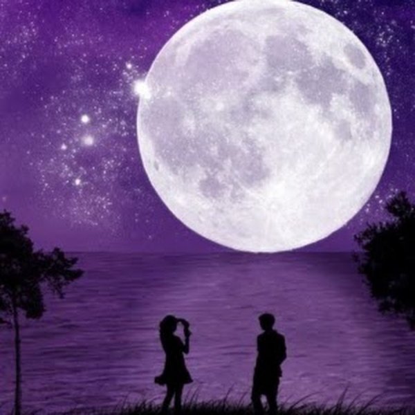 Красивая романтичная Луна