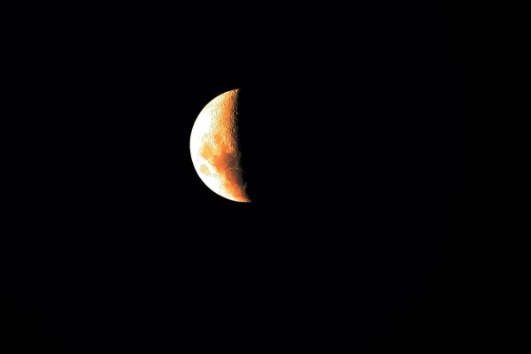Лунное затмение наполовину