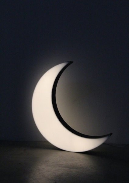 Лампа в виде полумесяца