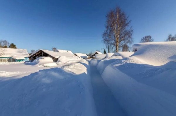 Сугробы в поселке
