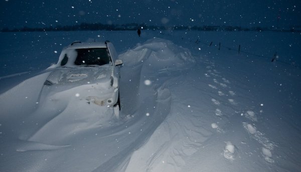 Машина в сугробе