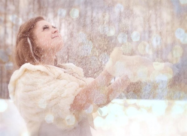 Нежная девушка зимой