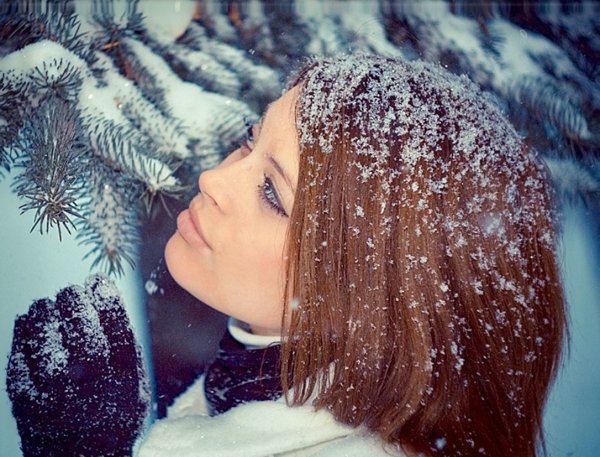 Девушка в снегу