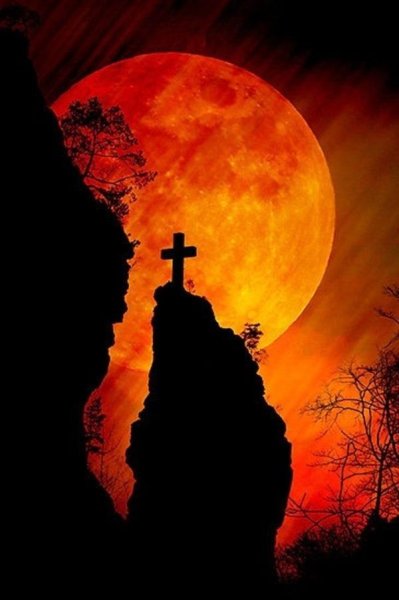 Кровавая Луна и крест