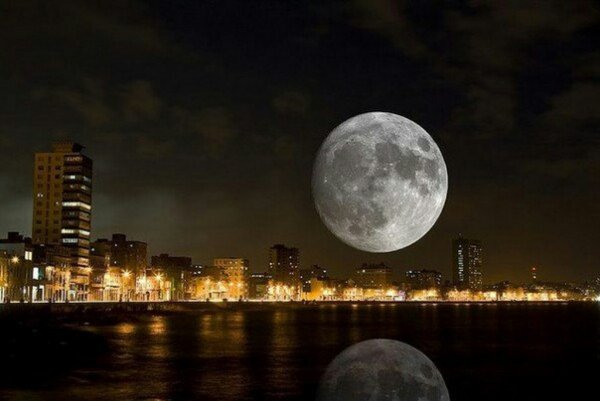 Луна над городом
