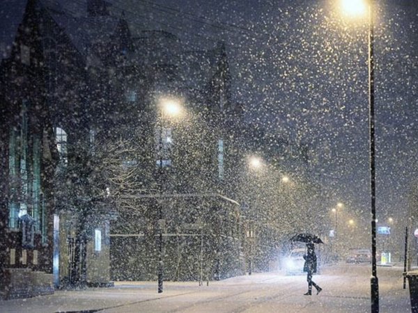 Хлопья снега в городе