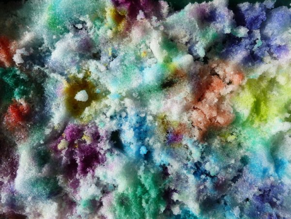 Бывает разноцветный снег