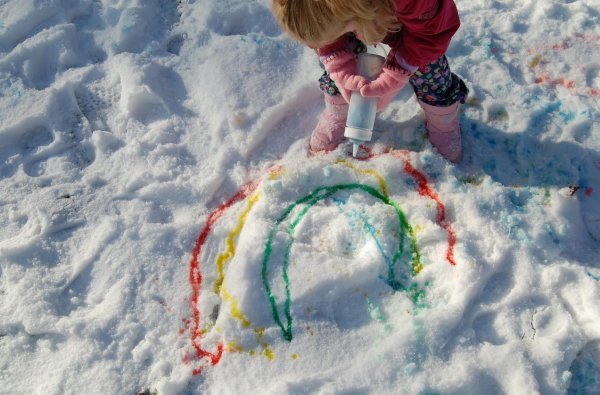 Рисование на снегу цветной водой