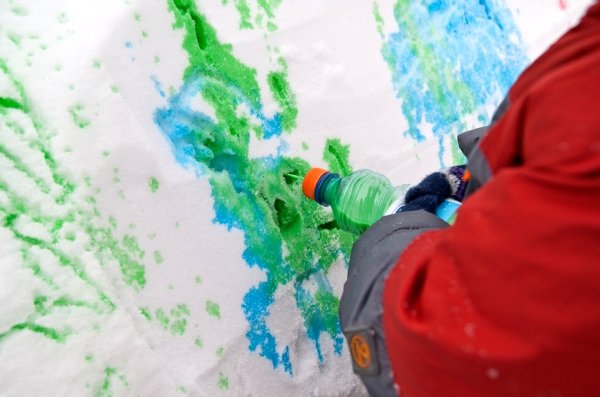 Рисование на снегу цветной водой