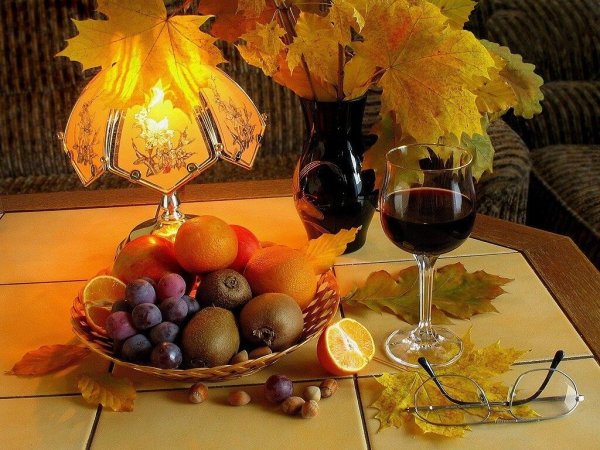 Бокал вина и уютного осеннего вечера
