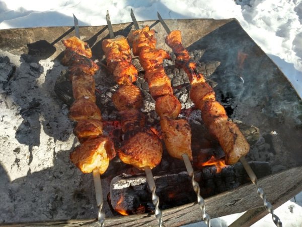 Зимний стол на природе шашлык