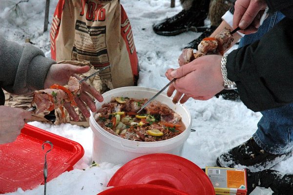 Стол на природе с шашлыками зимой