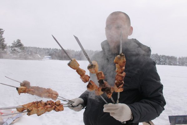 Мужчина с шашлыком