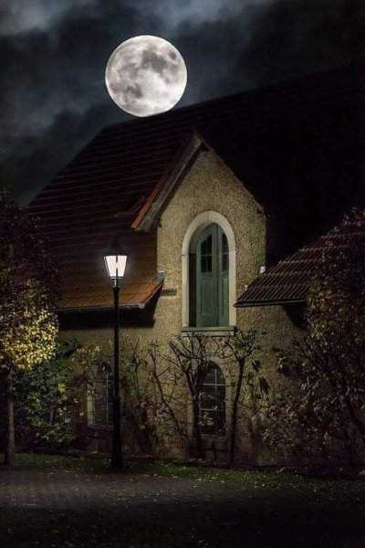 Луна над домами