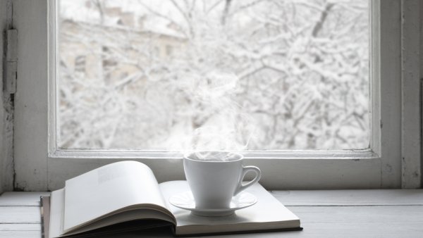 Заснеженный подоконник