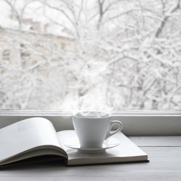 Чашка кофе на зимнем окне