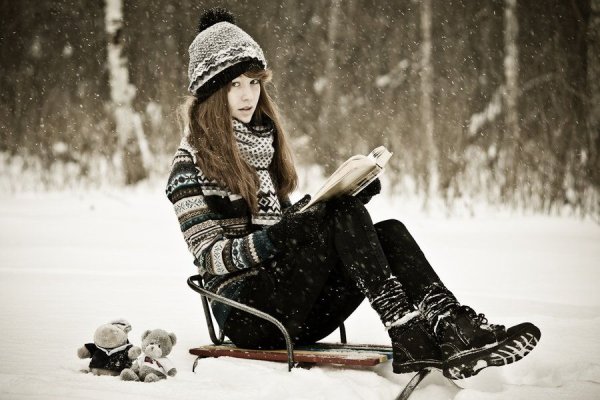 Девушка с книгой зимой