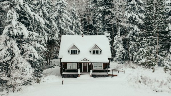 Одинокий домик в зимнем лесу