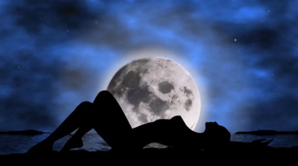 Девушка на фоне Луны