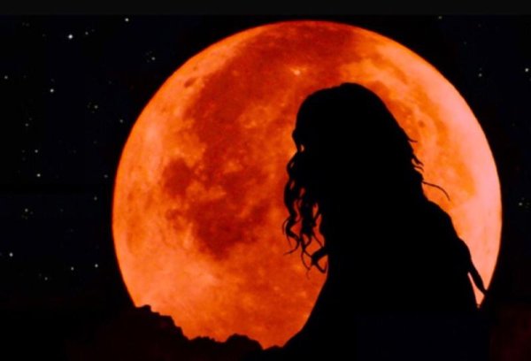 Женщина под луной