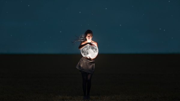 Девушка с луной в руках