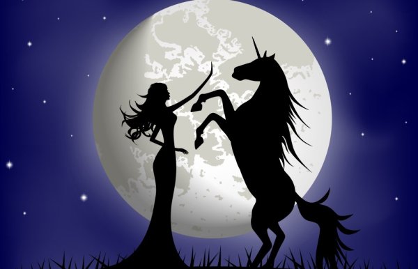 Единорог на фоне Луны