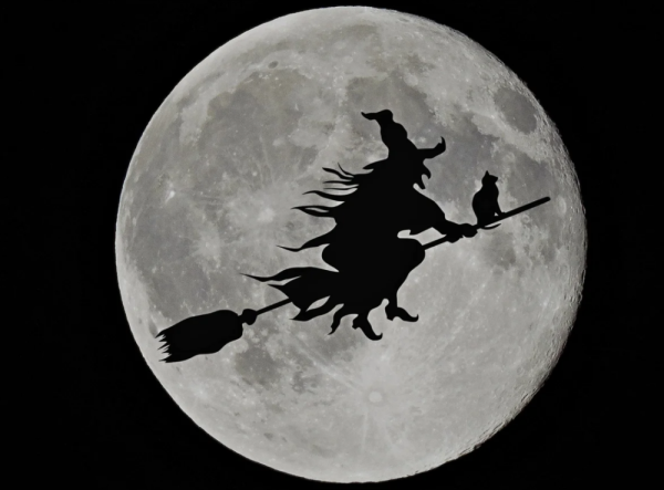 Ведьма на фоне Луны
