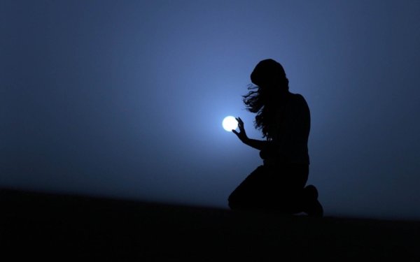 Девушка в темноте