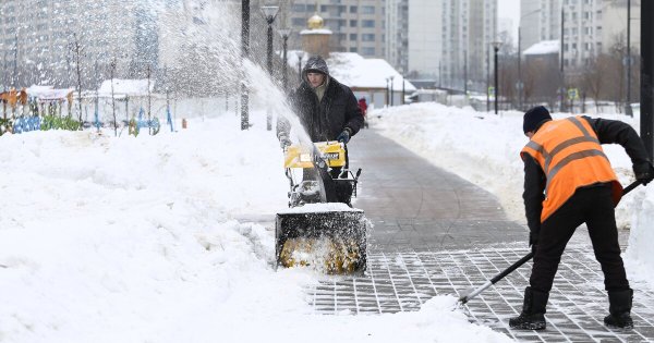 Для уборки снега дворника