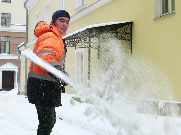 Дворник зимой