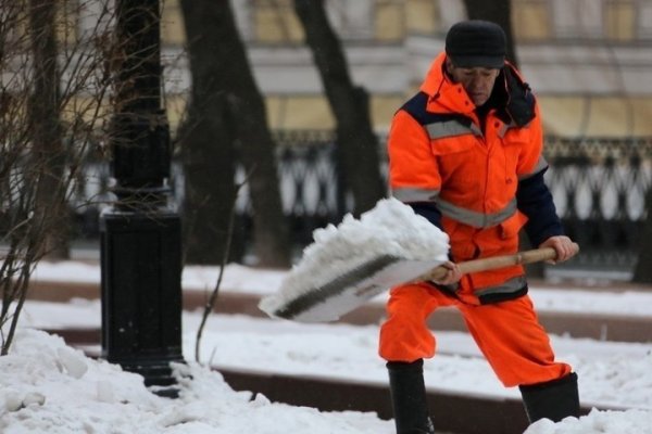 Для уборки снега дворника