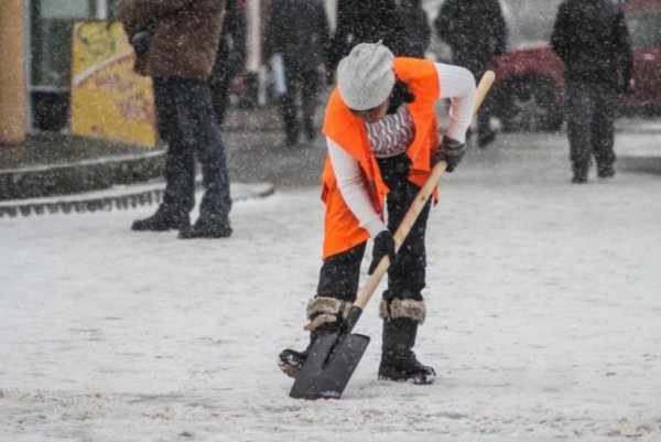 Дворник снег