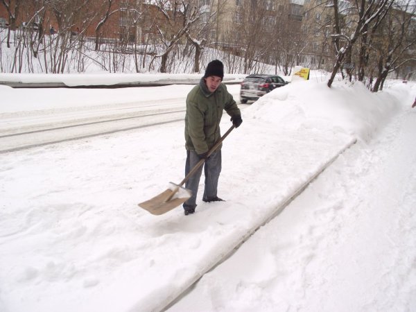 Дворник зимой