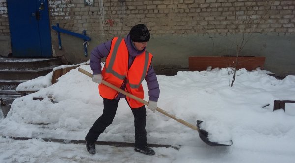 Дворник убирает снег