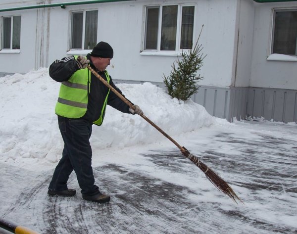 Ручная уборка тротуаров от снега