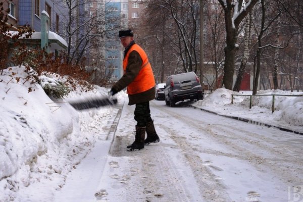 Для уборки снега дворника