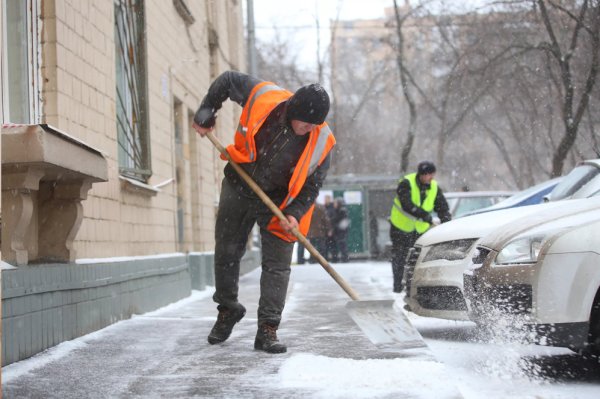 Для уборки снега дворника