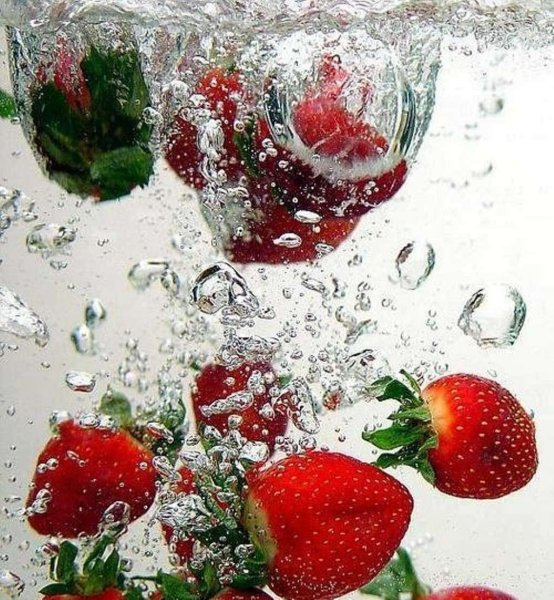 Клубника в воде