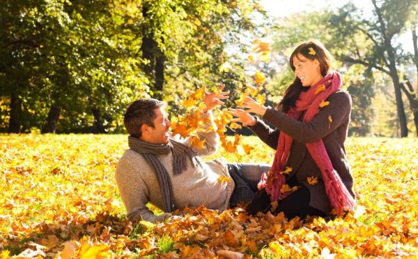 Люди в парке осень