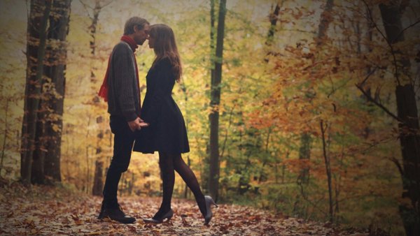 Пара в осеннем лесу