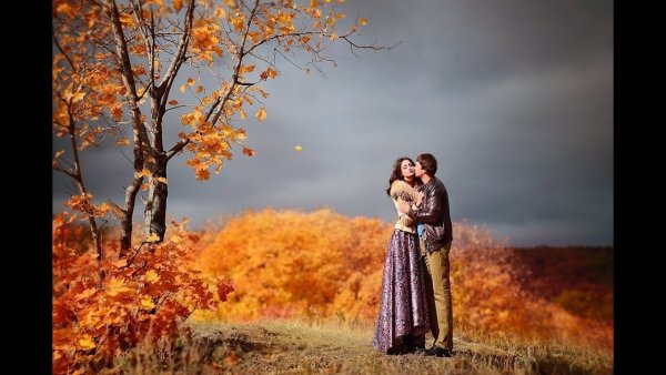 Двое в осеннем лесу