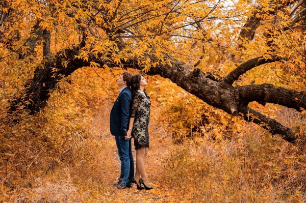 Двое в осеннем лесу