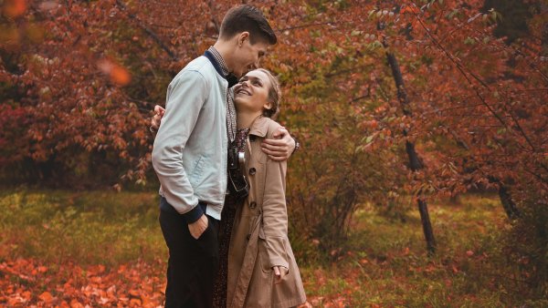 Влюблённые в осеннем лесу