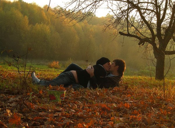 Двое в осеннем лесу