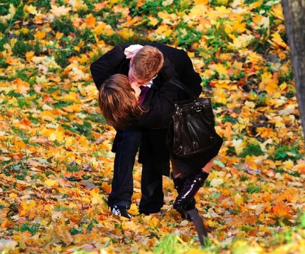 Прогулка осень парень и девушка