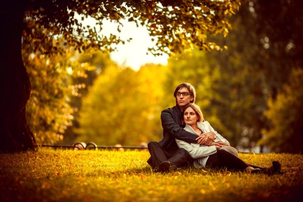 Осенняя фотосессия пары в парке