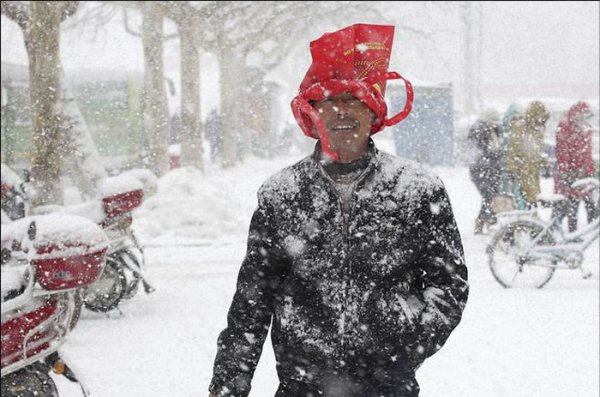 Человека замело снегом