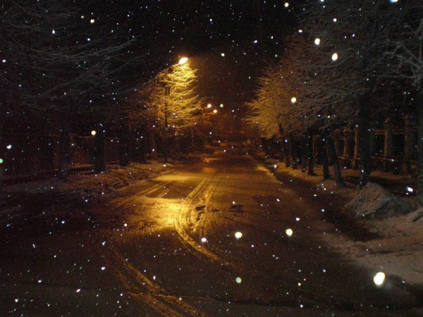 Ночной снегопад в городе