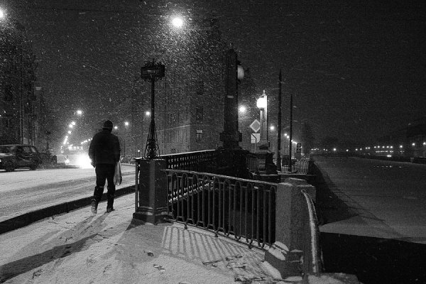 Человек на улице зимой ночью
